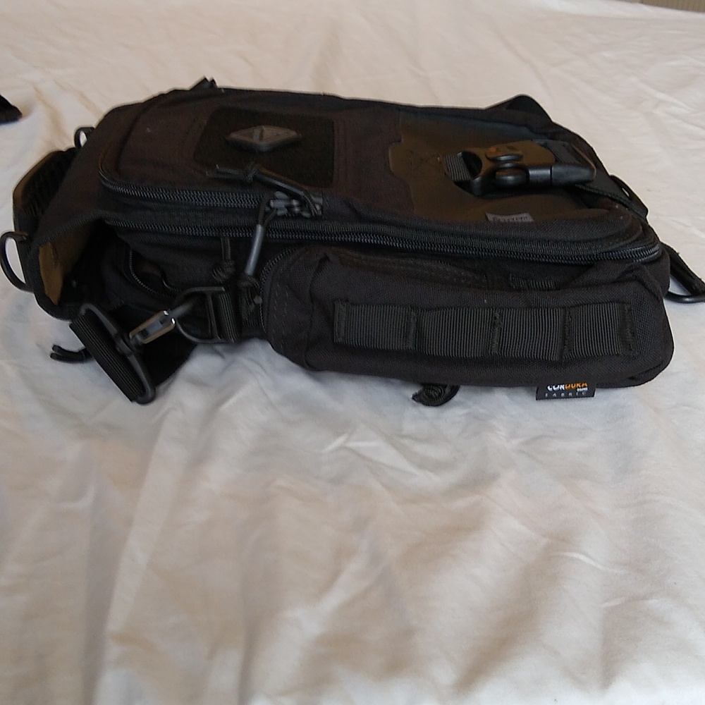 Hazard4 Kato Tablet/Netbook Mini-Messenger Bag, Black - Picture 11 of 14